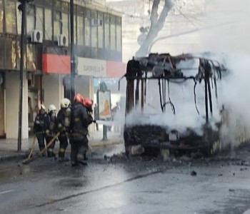 Almagro Impactante incendio de un colectivo en Díaz Vélez y Medrano