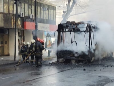 Almagro Impactante incendio de un colectivo en Díaz Vélez y Medrano