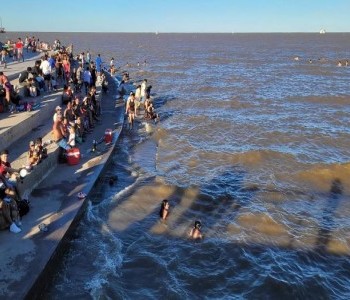 Alarma por personas que no respetan la prohibición y nadan en la Costanera Norte