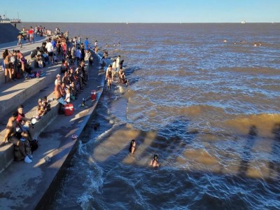 Alarma por personas que no respetan la prohibición y nadan en la Costanera Norte